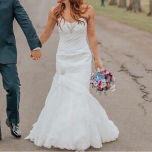 Elegant Lace Wedding Dress in Cream
